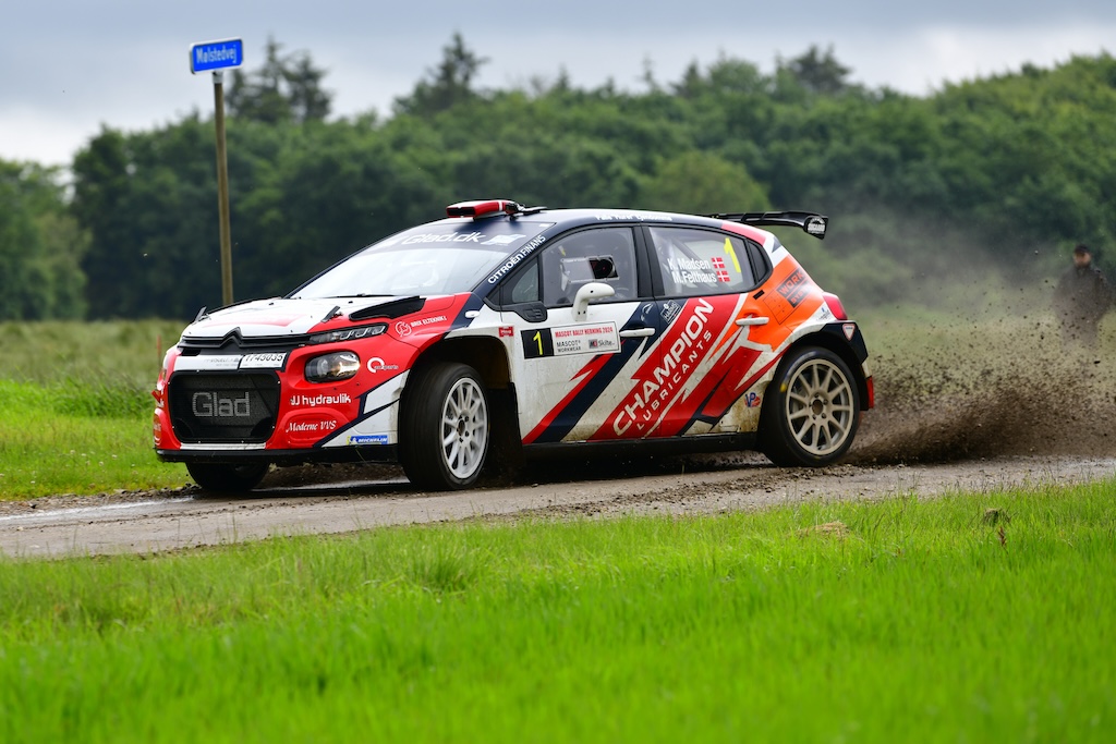 Kenneth Madsen og Mette Felthaus for fuld fart på en hastighedsprøve i deres Citroën C3 Rally2.
(Foto: Morten Dam)